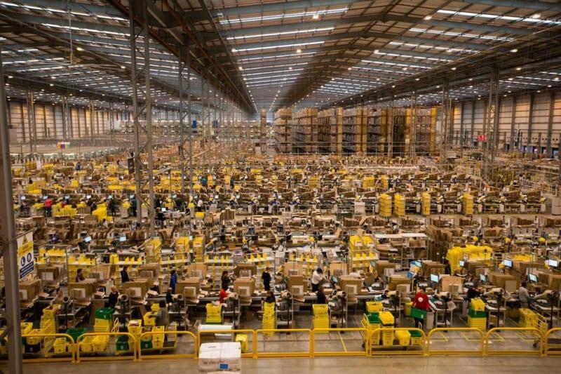 Hình ảnh minh họa một kho hàng bán lẻ được tổ chức ngăn nắp với các kệ hàng chứa đầy sản phẩm, thể hiện quy trình quản lý tồn kho khoa học.
